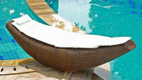 Casa Padrino Luxus Schaukelliege Dunkelbraun / Wei� 230 x 75 x H. 70 cm - Handgewebte Wetterbest�ndige Gartenliege - Moderne Poolliege - Garten M�bel - Hotel M�bel