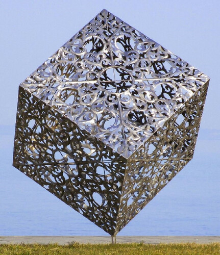 Casa Padrino Luxus Edelstahl Garten Skulptur W�rfel Silber 150 x 130 x H. 170 cm - Handgefertigte Wetterbest�ndige Garten Dekoration - Luxus Kollektion