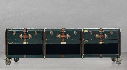 Casa Padrino Luxus TV Schrank in Koffer Optik Gr�n / Braun / Messing 201 x 48 x H. 65 cm - Massivholz Kofferschrank mit Rollen - Wohnzimmer Schrank - Luxus M�bel in Koffer Optik