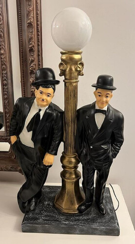 Casa Padrino Luxus Tischleuchte Dick & Doof Schwarz / Antik Gold / Wei� 46 x 28 x H. 80 cm - Kunstharz Schreibtischleuchte mit rundem Glas Lampenschirm