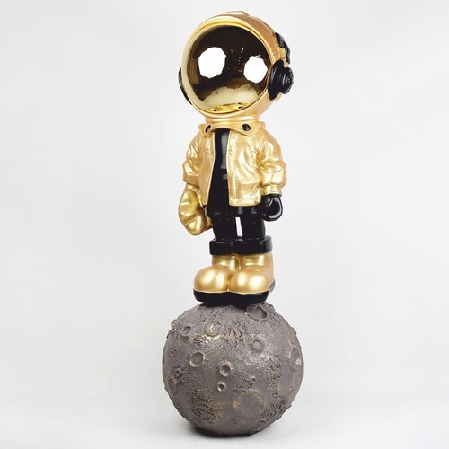 Casa Padrino XXL Deko Skulptur Astronaut mit Stern auf Planeten Gold / Schwarz / Grau H. 154 cm