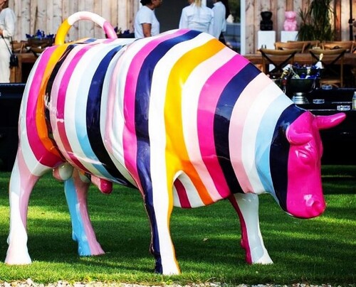 Casa Padrino XXL Deko Skulptur Stier Wei� / Bunt 235 x H. 140 cm