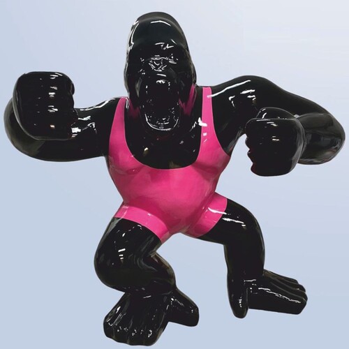 Casa Padrino XXL Deko Skulptur Gorilla Affe Schwarz / Pink 202 x 102 x H. 180 cm