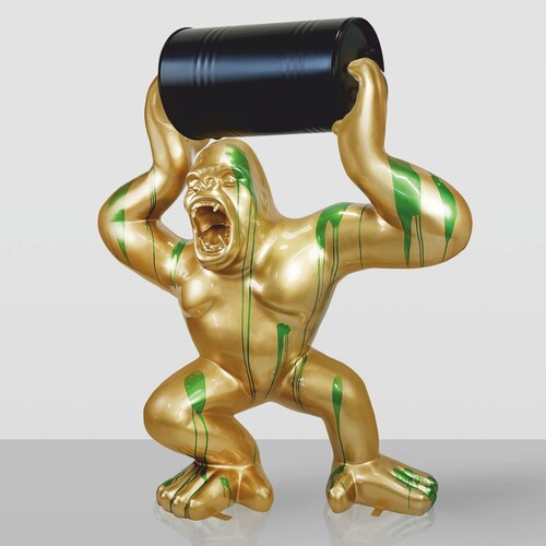 Casa Padrino XXL Deko Skulptur Gorilla mit Fass Gold / Gr�n / Schwarz H. 240 cm