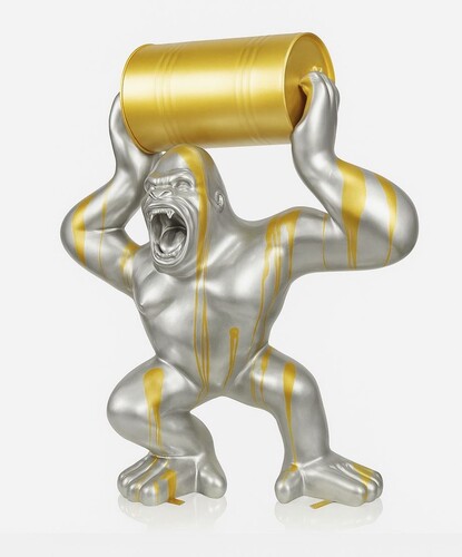 Casa Padrino XXL Deko Skulptur Gorilla mit Fass Silber / Gold H. 240 cm - Garten Figur