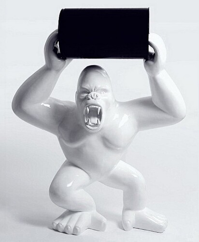 Casa Padrino XXL Deko Skulptur Gorilla mit Fass Wei� / Schwarz H. 250 cm - Riesige Garten Figur