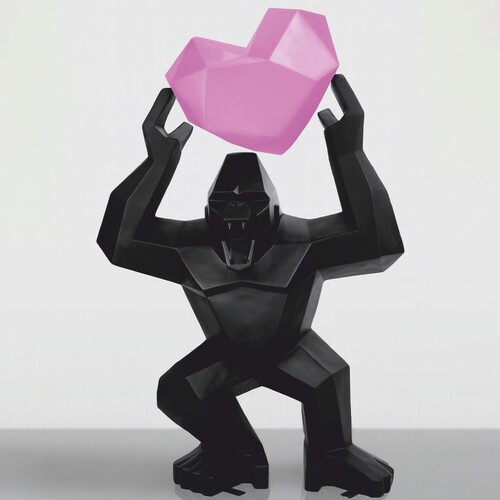 Casa Padrino XXL Deko Skulptur Gorilla mit Herz Schwarz / Rosa H. 146 cm