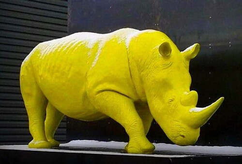 Casa Padrino XXL Deko Skulptur Nashorn Gelb 340 cm - Lebensgro�e Garten Figur