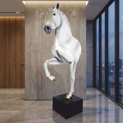 Casa Padrino XXL Deko Skulptur Pferd auf Sockel Wei� / Schwarz H. 255 cm