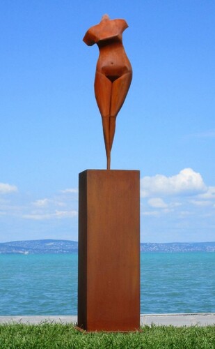 Casa Padrino XXL Garten Deko Metall Skulptur Frau auf S�ule Rost H. 205 cm