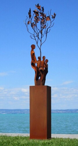 Casa Padrino XXL Garten Deko Metall Skulptur Freunde am Baum auf S�ule Rost H. 260 cm