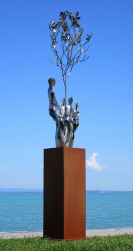 Casa Padrino XXL Garten Deko Metall Skulptur Freunde am Baum auf S�ule Silber / Rost H. 260 cm