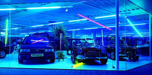 Bild: Leuchtst�be aufgehangen in einem Autohaus 5875