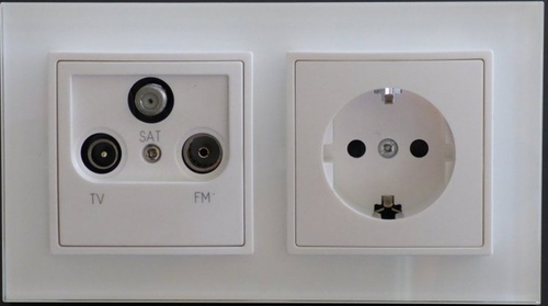 7822 Abelka Nuovo wei� 1 x Antennen + 1 x Schukosteck Dose 230V 16A