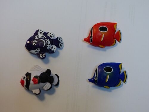 3413 DEKO Set 4er Fisch Blau, Wei�/Schwarz, Wei�/Blau, Rot