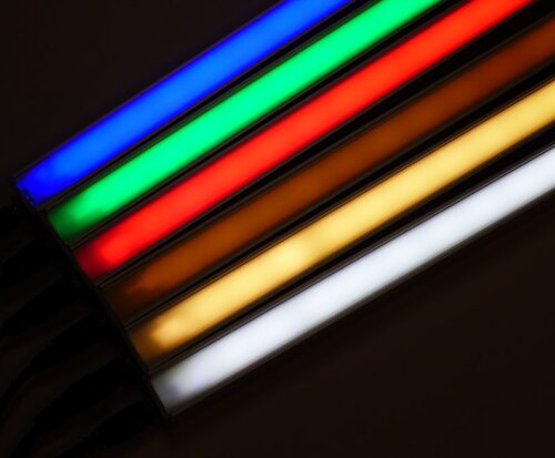 8256 Alu Profil hoch 1m 12 W 450Lm +Netzteil LED RGB Fernbedienung