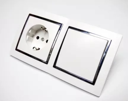 9491 Levina S 2-er 1 x Schuko 1 x Wechsel Schalter silberner Rand