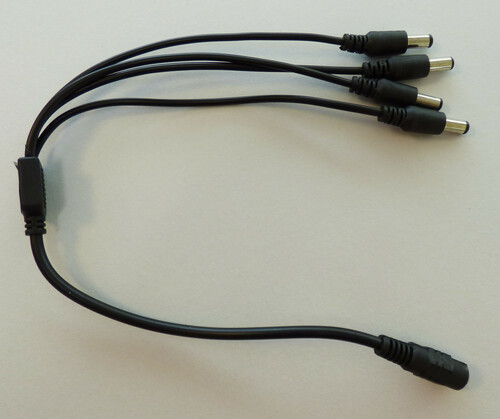 690 Verteiler Kabel f�r Netzteil 1 x Kupplung - 4 x Stecker