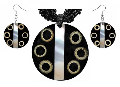 Set aus Hals-Kette und Ohrringen mit Muscheln