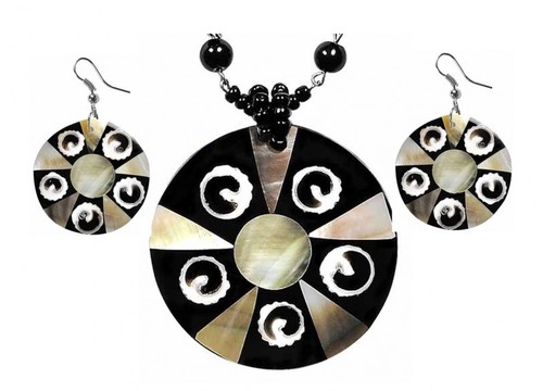 Set aus Hals-Kette und Ohrringen mit Muscheln