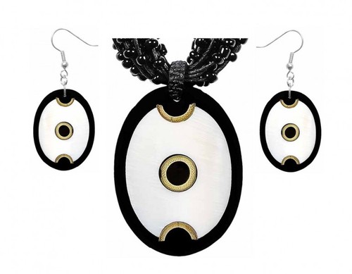 Set aus Hals-Kette und Ohrringen mit Muschel