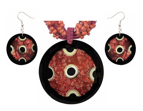 Set aus Hals-Kette und Ohrringen mit Muschel