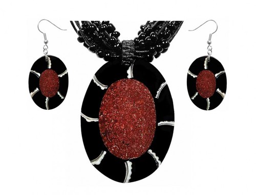 Set aus Hals-Kette und Ohrringen mit Muschel