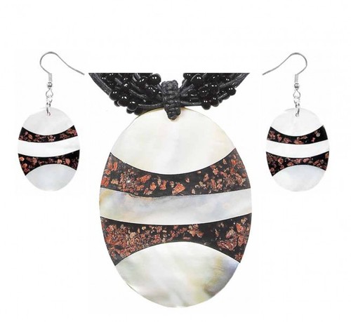 Set aus Hals-Kette und Ohrringen mit Muschel