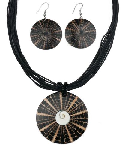 Set aus Hals-Kette und Ohrringen 