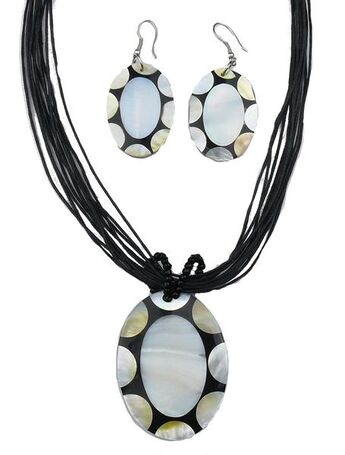 Set aus Hals-Kette und Ohrringen 