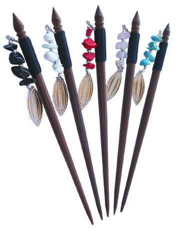 1 x Haarnadel aus Holz mit bunten Steinen