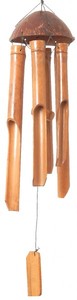 Bambus-Windspiel mit Kokosnuss