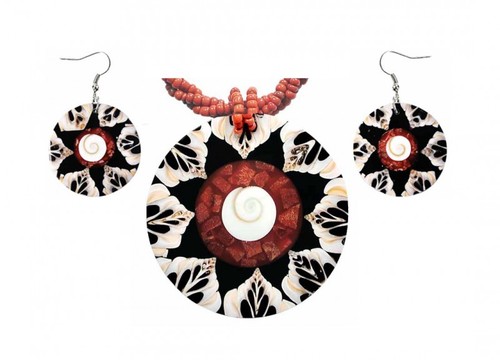 Set aus Hals-Kette und Ohrringen mit Muscheln