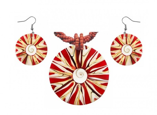 Set aus Hals-Kette und Ohrringen mit Muscheln