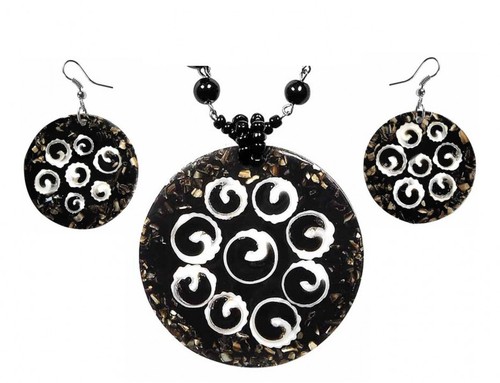 Set aus Hals-Kette und Ohrringen mit Muscheln