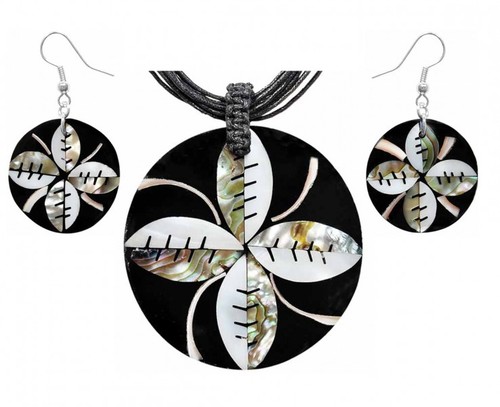 Set aus Hals-Kette und Ohrringen mit Muscheln