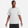 Nike Primary Vielseitiges Nike Dri-FIT Kurzarm-Oberteil f�r Herren