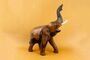 Elefant laufend, Holz-Elefant mit erhobenen R�ssel, Deko-Elefant