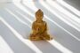 Buddha mit erhobener Hand, Holz-Skulptur Asien