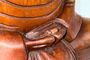 Buddha aus Holz mit Hand im Scho